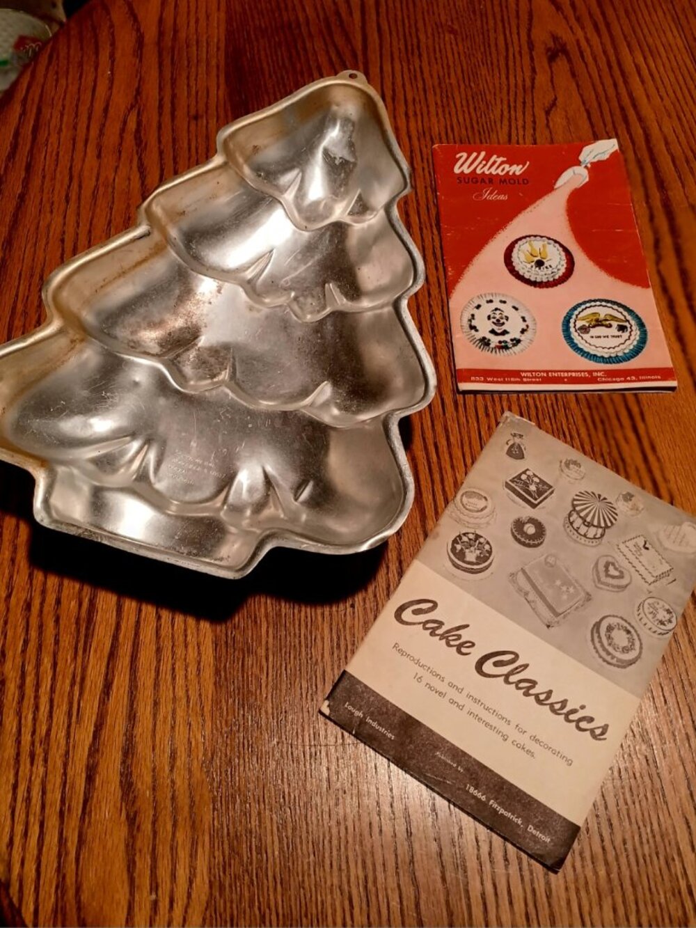 3 Cake Decor Items- WILTON Christmas Tree Pan, Sugar Mold Ideas, & Cake Classics